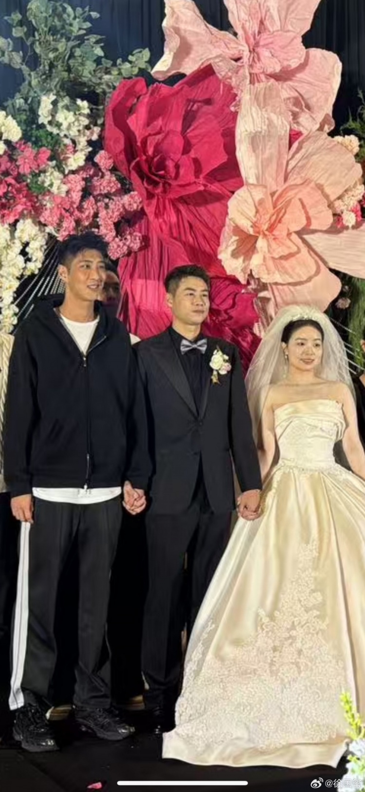 哥倆好！楊帆舉行婚禮，合影時不忘牽起前隊友邱添一的手