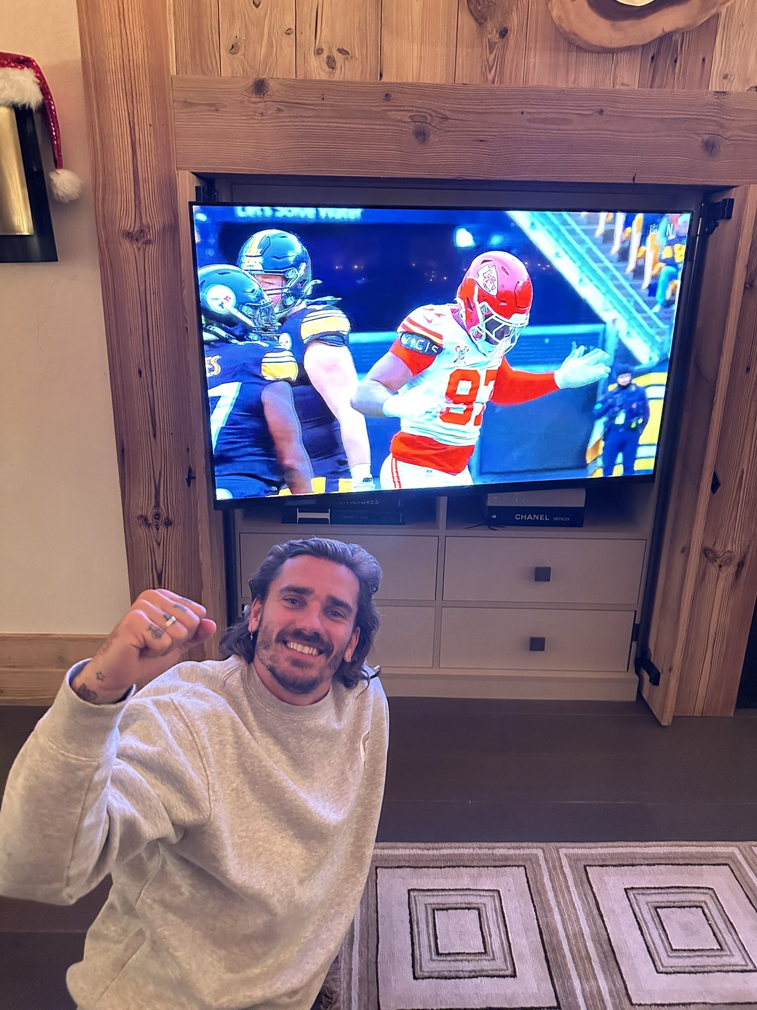 圣誕宅家看橄欖球！格列茲曼社媒曬觀看NFL圣誕大戰(zhàn)的照片