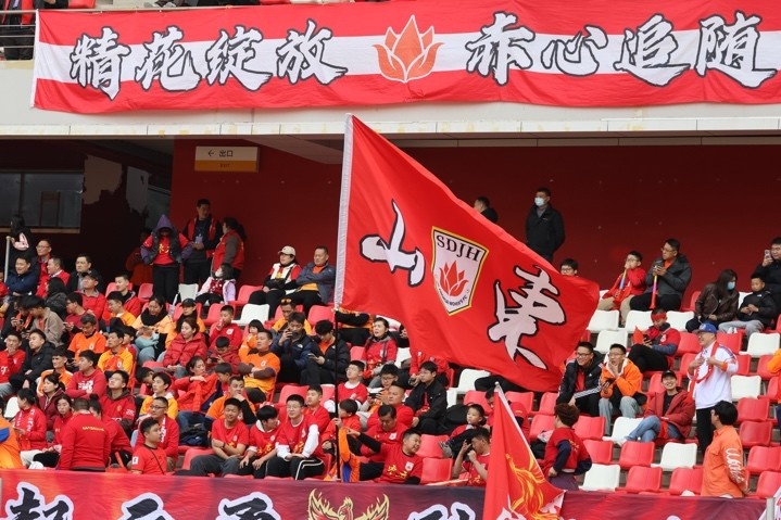 主場(chǎng)上萬名球迷的吶喊助威，給山東體彩女足征戰(zhàn)女超增添了能量與動(dòng)力